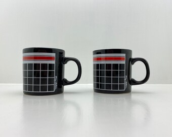 Dos tazas de café firmadas por FPC England Black Plaid