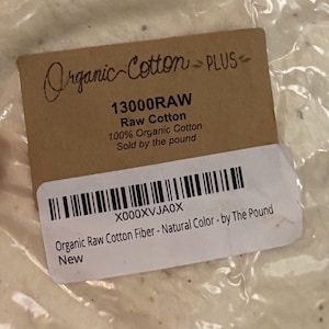 Peut inclure: Une tasse en c&eacute;ramique blanche avec une anse noire et le texte "But First, Coffee" en gras noir. La tasse est pos&eacute;e sur un fond flou. La tasse mesure environ 10 cm de hauteur.