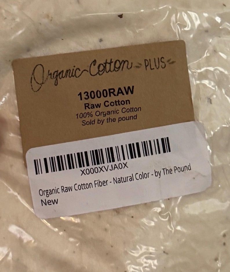 Peut inclure: Une tasse en c&eacute;ramique blanche avec une anse noire et le texte "But First, Coffee" en gras noir. La tasse est pos&eacute;e sur un fond flou. La tasse mesure environ 10 cm de hauteur.
