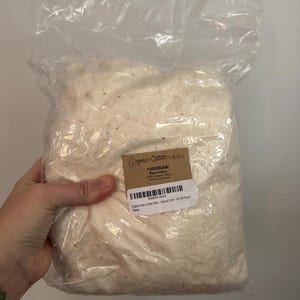 Peut inclure: Panneau en bois rustique avec l'inscription "Welcome to our home" en lettres blanches. Le panneau pr&eacute;sente une finition vieillie et un design simple et accueillant, id&eacute;al pour la d&eacute;coration d'entr&eacute;e.