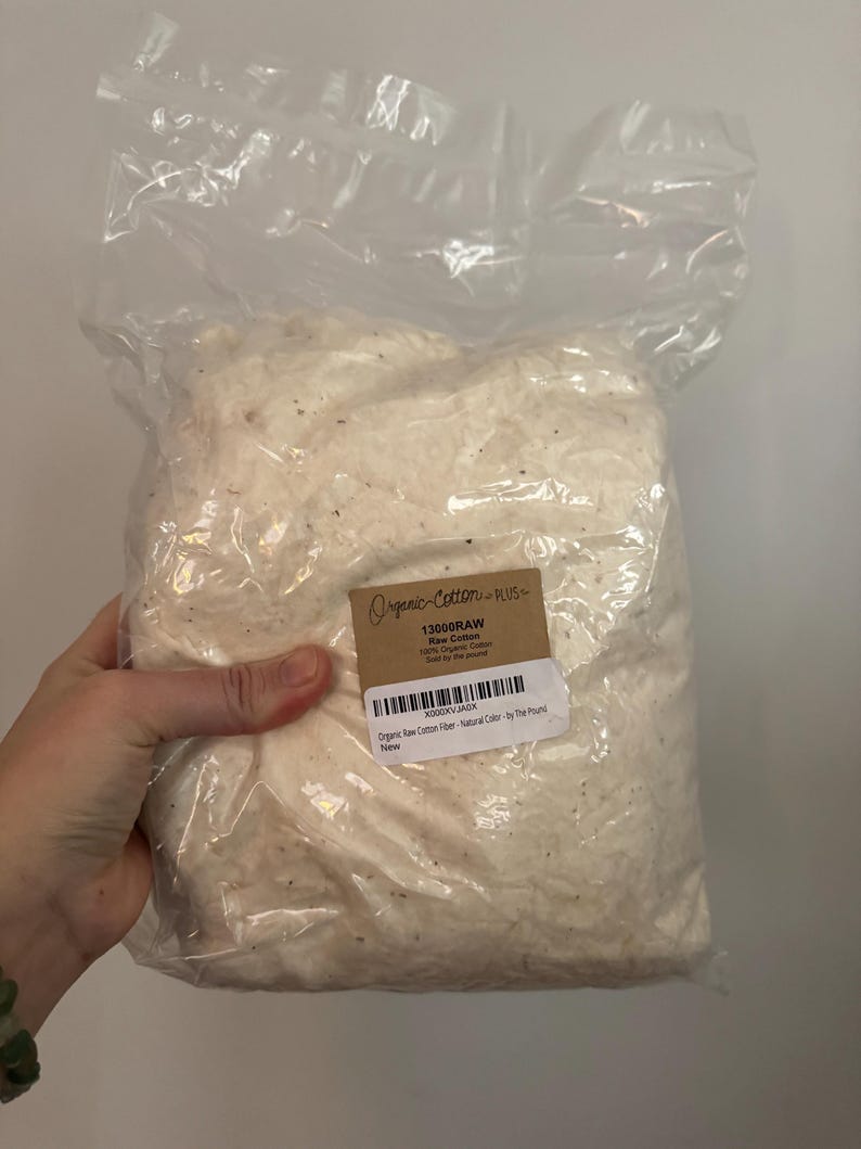 Peut inclure: Panneau en bois rustique avec l'inscription "Welcome to our home" en lettres blanches. Le panneau pr&eacute;sente une finition vieillie et un design simple et accueillant, id&eacute;al pour la d&eacute;coration d'entr&eacute;e.