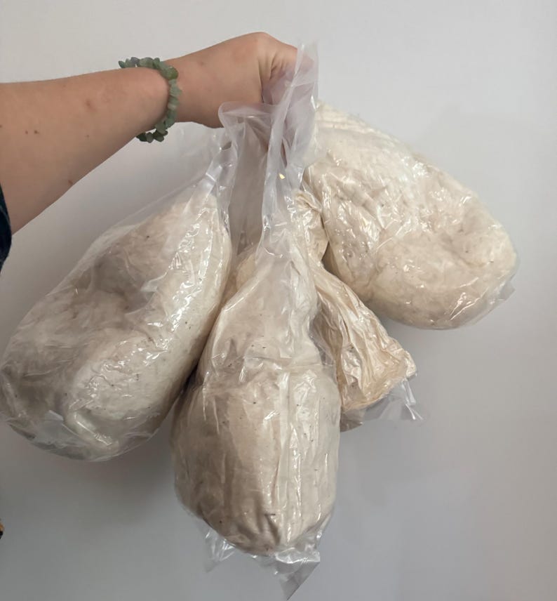 Peut inclure: Plusieurs sacs en plastique transparents remplis d'une substance granulaire de couleur claire. Les sacs sont maintenus ensemble, sugg&eacute;rant une quantit&eacute; importante. Le contenu semble &ecirc;tre un produit alimentaire, peut-&ecirc;tre de la farine ou un ingr&eacute;dient similaire.