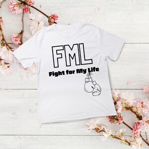 Peut inclure: T-shirt blanc avec du texte noir qui dit "FML Fight for My Life" et un dessin de gants de boxe.
