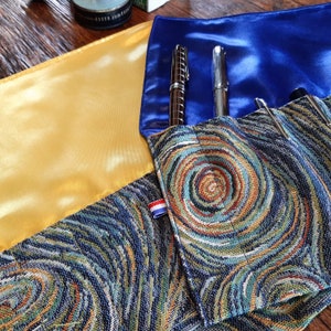 Rouleau de stylo Van Gogh tissu de gobelin de nuit étoilée, étui à stylo plume ou tissu de tapisserie robuste en bleu, enveloppement de stylo fait à la main aux Pays-Bas