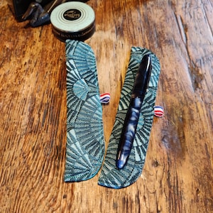 Pen sleeve blue fan fabric, fountain pen case for a single pen, handmade in the Netherlands