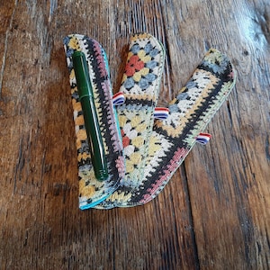 Stifthülle Granny Squares gehäkelter Gobelin-Stoff, Füllfederhalter-Etui für einen einzelnen Stift, handgefertigt in den Niederlanden