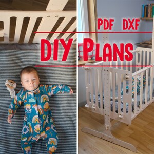 Puede incluir: Una cuna de beb&eacute; de madera clara, mostrada en dos vistas. La cuna tiene listones verticales y un colch&oacute;n. La imagen incluye el texto "DIY PLANS" y "PDF DXF". Un beb&eacute; con un mono colorido est&aacute; acostado sobre una manta a rayas.