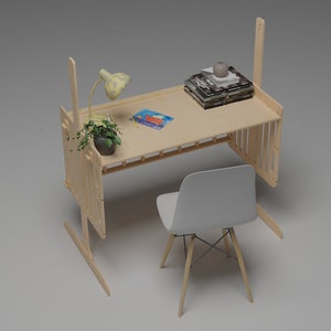 Puede incluir: Un escritorio de madera clara con una silla a juego. El escritorio tiene un acabado de madera clara y natural y cuenta con una peque&ntilde;a l&aacute;mpara, una planta en maceta y una pila de libros. La silla tiene un asiento blanco y patas de madera. El escritorio mide unos 100 cm de largo.