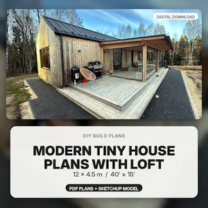 Op de afbeelding: Een modern tiny house met een loft, gebouwd met lichtgekleurd hout en een zwart dak. Het huis heeft een glazen veranda en een houten terras. De afbeelding bevat de tekst "DIGITALE DOWNLOAD" en "MODERNE TINY HOUSE PLANNEN MET LOFT", met afmetingen van 12 x 4,5 m.