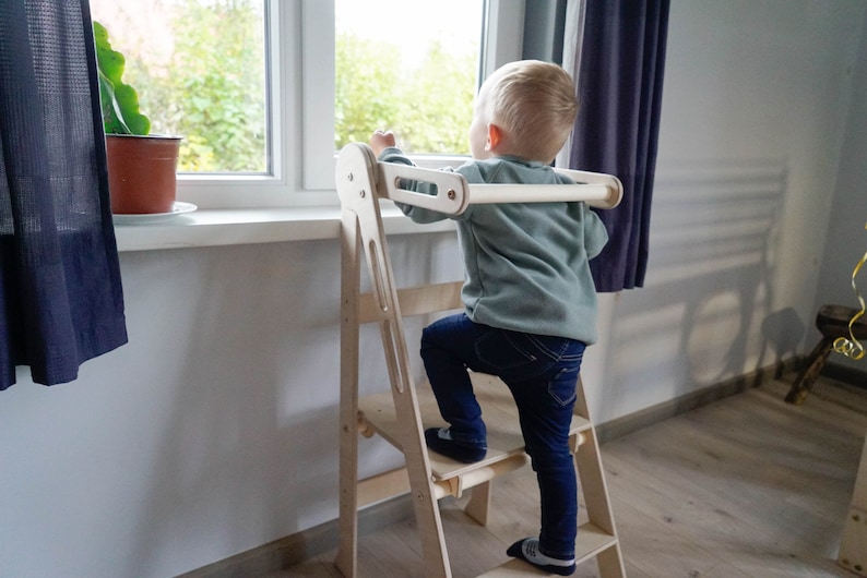 Plany DIY dotyczące składanego stołka pomocnika malucha, wieży kuchennej Montessori. zdjęcie 4