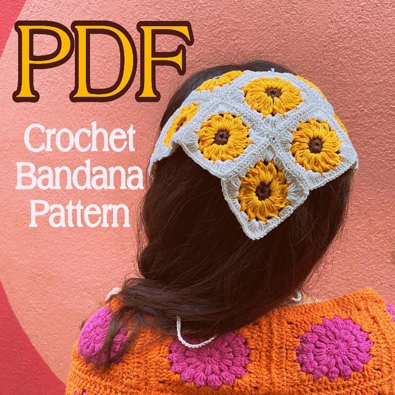 Puede incluir: Patr&oacute;n de bandana de crochet PDF con un bandana de crochet blanco con motivos de girasol amarillo y marr&oacute;n. El bandana lo lleva una persona con el pelo largo y casta&ntilde;o.