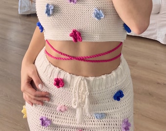 Conjunto Boho de Crochet – Minifalda Blanca y Top Corto – Atuendo para Festivales – Ropa de Verano Hecha a Mano – Ropa de Crochet Floral – Ropa para Rave