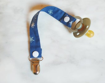 Attache-tétine étoiles et flocons bleu, accessoire bébé en coton, attache-sucette, handmade pacifier clip stars snowflakes