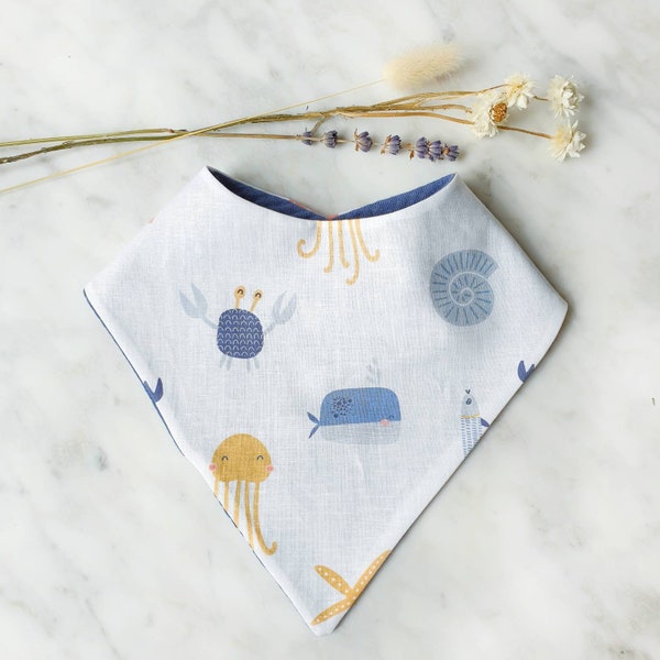 Bavoir bandana blanc imprimé bord de mer, accessoire bébé en coton amis de la mer, bandana bib white with sea animals, ocean friends