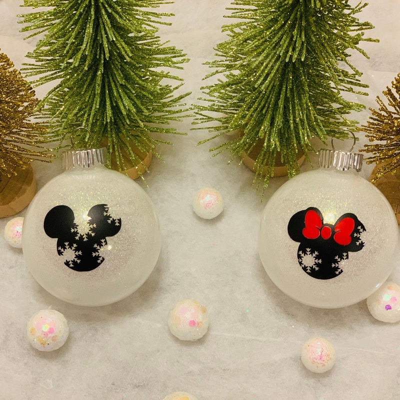 2024 Minnie Mouse Sitting On A Gift Ornament main image 0