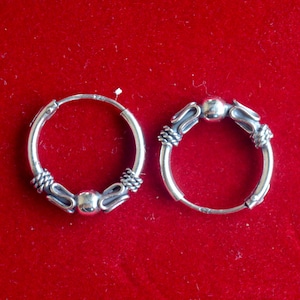 Womens Vintage Estate Sterling Silver Hoop Earrings.