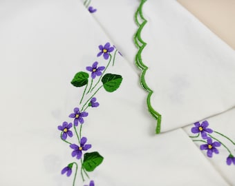 Runde gestickte violette Tischdecke, Blumenmuster, handgemacht, Made in France, Vintage Tischdecke