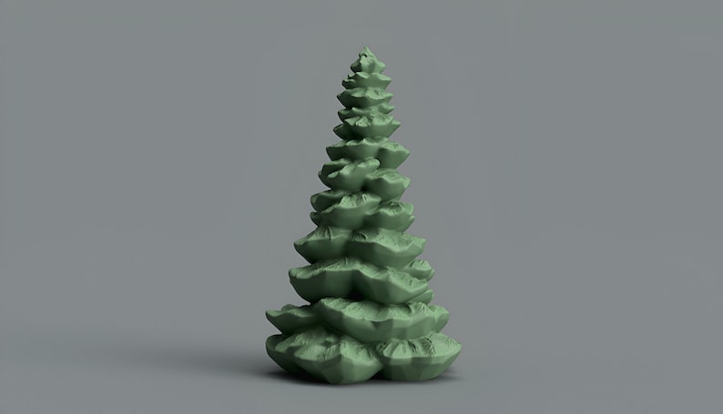 Op de afbeelding: Een groene, gestileerde, keramische kerstboomversiering. De boom is gemaakt van meerdere lagen getextureerde, groene keramiek.
