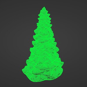 Op de afbeelding: Een groen draadmodel van een kerstboom met een puntige top en gelaagde takken.