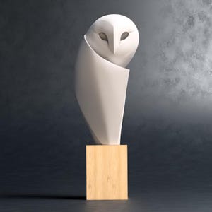 Peut inclure: Sculpture d'un hibou en céramique blanche avec un design géométrique, posée sur une base en bois.