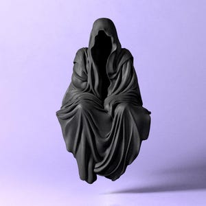 Op de afbeelding: Een zwarte gekapte figuur zit met gebogen hoofd, gehuld in een vloeiende robe. De figuur lijkt te zweven tegen een lichtpaarse achtergrond.