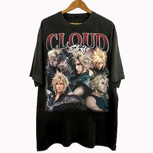 Może przedstawiać: Czarna koszulka z grafiką postaci z kolczastymi blond włosami z gry wideo Final Fantasy VII. Koszulka ma napis "CLOUD Strife" w czerwonej i białej czcionce. Projekt zawiera wiele zdjęć postaci.