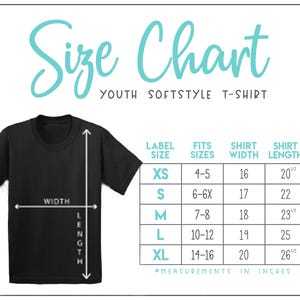 K&ouml;nnte beinhalten: Schwarzes Youth Softstyle T-Shirt mit Gr&ouml;&szlig;entabelle. Die Tabelle listet die Etikettengr&ouml;&szlig;en XS bis XL mit den entsprechenden Passformen, der Shirtbreite und -l&auml;nge in Zoll auf. Der Text "Size Chart" ist in t&uuml;rkisfarbener Schrift.