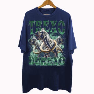 K&ouml;nnte beinhalten: Marineblaues T-Shirt mit einer Grafik von drei Dinosauriern, die Kondome tragen, mit dem Text "TREXO DUREXO" in Gr&uuml;n. Das Design umfasst gr&uuml;ne Blitze und einen rauchigen Hintergrund. Das T-Shirt wird auf einem Holzb&uuml;gel pr&auml;sentiert.