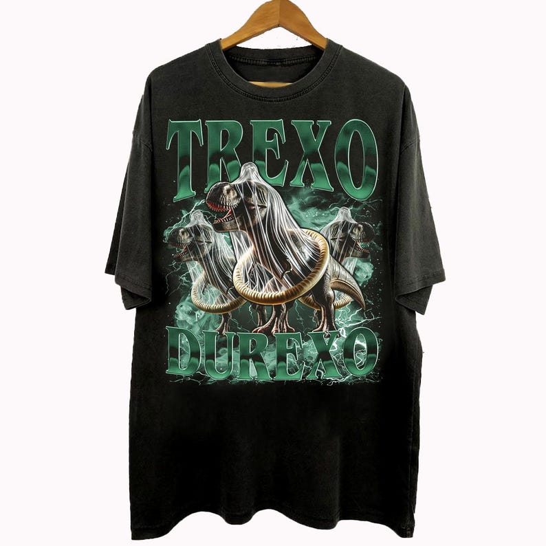 K&ouml;nnte beinhalten: Schwarzes T-Shirt mit einem Grafikdesign, das drei Dinosaurier mit Kondomen zeigt, mit den Worten "TREXO DUREXO" in Gr&uuml;n. Das Design umfasst gr&uuml;ne Blitze und einen rauchigen Hintergrund.