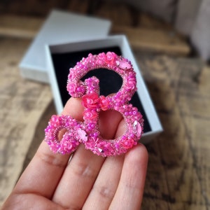 Pink Letter Brooch, Letter B Pin, Beaded Name Jewelry, Gift For Jewelry Lover, Pink Fashion Accessory, Custom Brooch, Mother's Day Gift zdjęcie 2