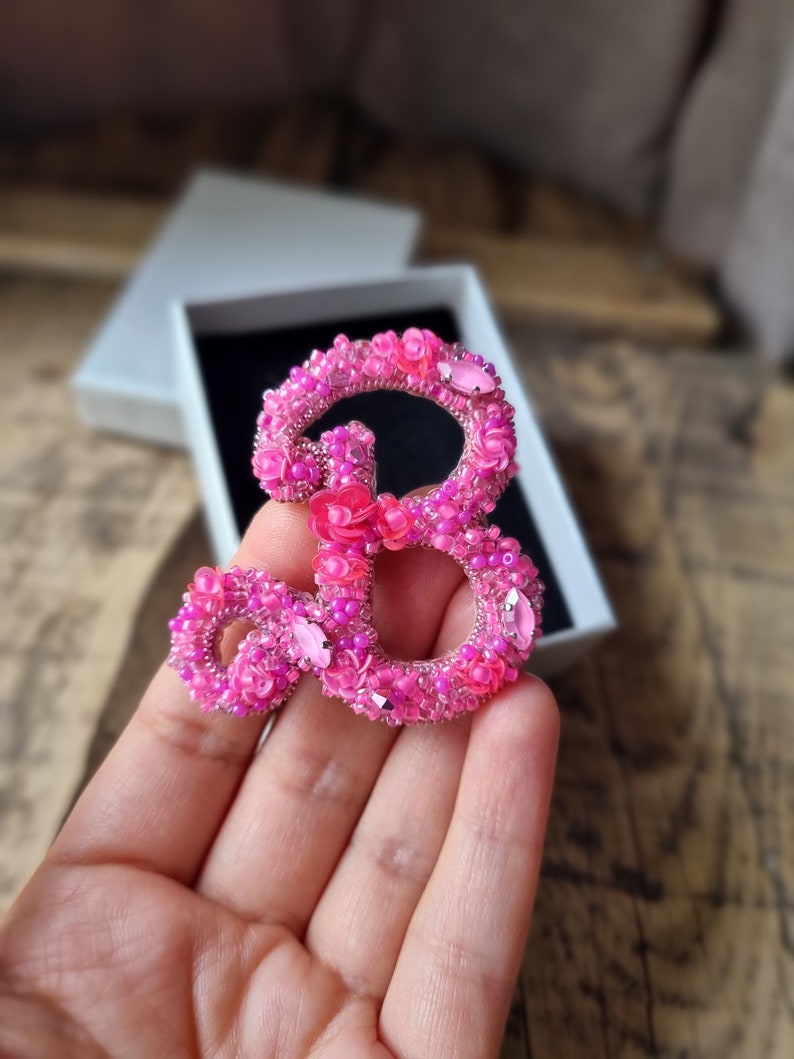 Pink Letter Brooch, Letter B Pin, Beaded Name Jewelry, Gift For Jewelry Lover, Pink Fashion Accessory, Custom Brooch, Mother's Day Gift 画像 2