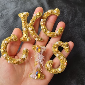 Broche de letra hecho a mano, broche personalizado, regalo de San Valentín, joyería con nombre, prendedor de letra dorado, regalo para San Valentín.