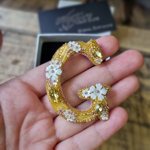 Broche con inicial de oro personalizado, broche con letras de cuentas, broche con monograma floral, accesorio de boda elegante, regalo personalizado para mamá y novia