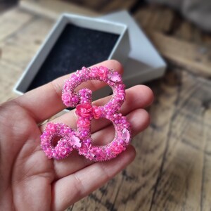 Pink Letter Brooch, Letter B Pin, Beaded Name Jewelry, Gift For Jewelry Lover, Pink Fashion Accessory, Custom Brooch, Mother's Day Gift zdjęcie 4