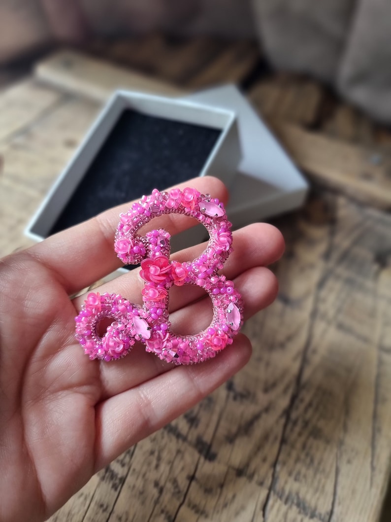 Pink Letter Brooch, Letter B Pin, Beaded Name Jewelry, Gift For Jewelry Lover, Pink Fashion Accessory, Custom Brooch, Mother's Day Gift zdjęcie 4