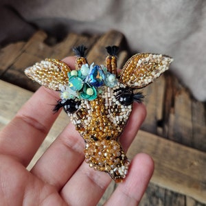 Beaded Giraffe Brooch, Giraffe Portrait Pin, Unique Gift For Valentine's and Mother's Day, Wild Animal Jewelry, Naturel Inspired Accessory image 3