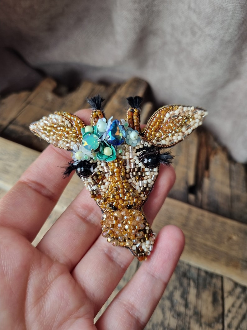 Beaded Giraffe Brooch, Giraffe Portrait Pin, Unique Gift For Valentine's and Mother's Day, Wild Animal Jewelry, Naturel Inspired Accessory image 3