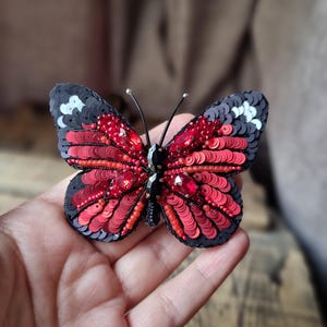 Broche de borboleta com miçangas impressionantes – broche bordado feito à mão em vermelho e preto, broche de destaque, presente para ela, acessório de Natal