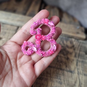 Pink Letter Brooch, Letter B Pin, Beaded Name Jewelry, Gift For Jewelry Lover, Pink Fashion Accessory, Custom Brooch, Mother's Day Gift zdjęcie 7