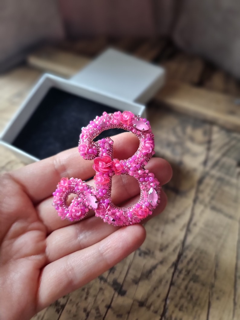 Pink Letter Brooch, Letter B Pin, Beaded Name Jewelry, Gift For Jewelry Lover, Pink Fashion Accessory, Custom Brooch, Mother's Day Gift zdjęcie 1