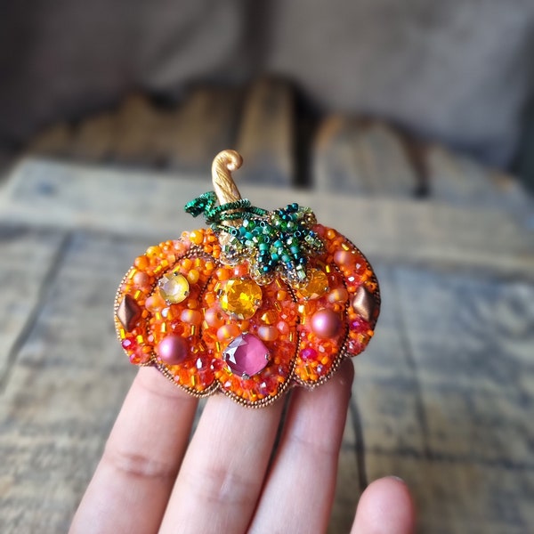 Broche citrouille faite main, bijoux citrouilles design, accessoire inspiré de la nature, patch perlé, cadeau unique pour elle, cadeau de fête des mères