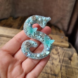 Broche con inicial S y cuentas plateadas - Pin personalizado con letra brillante y detalles en azul claro / Regalo único con monograma para ella - Regalo de cumpleaños