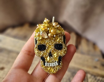 Beaded Skull Brooch , Embroidered Skull Jewelry,  Horror Jewelry , Day Of The Dead Gift , Gold Skull Pin , Beaded Patch