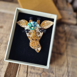 Beaded Giraffe Brooch, Giraffe Portrait Pin, Unique Gift For Valentine's and Mother's Day, Wild Animal Jewelry, Naturel Inspired Accessory image 5