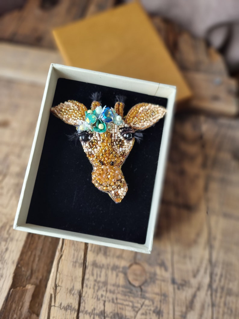 Beaded Giraffe Brooch, Giraffe Portrait Pin, Unique Gift For Valentine's and Mother's Day, Wild Animal Jewelry, Naturel Inspired Accessory image 5