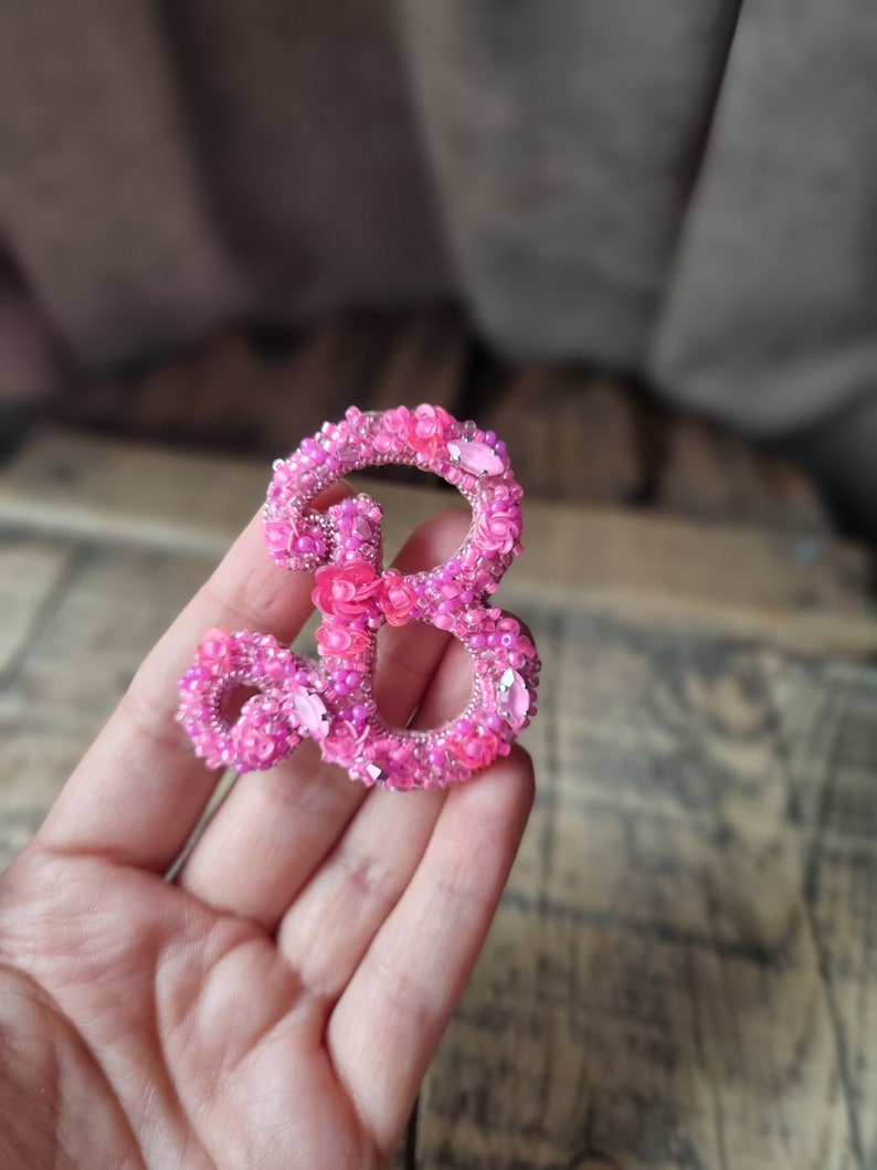 Pink Letter Brooch, Letter B Pin, Beaded Name Jewelry, Gift For Jewelry Lover, Pink Fashion Accessory, Custom Brooch, Mother's Day Gift 画像 8