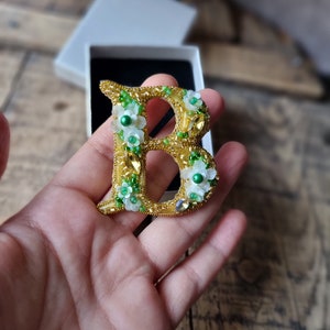Perlen Brief Brosche, Buchstabe B Brosche, Name Pin, Blumen Schmuck, Geschenk für Mutter, Stickerei Brief, benutzerdefinierte Brosche, personalisierter Schmuck