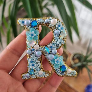 Perlen Initial R Brosche - Blaue Buchstabe mit Perlen und Kristallen, Geschenk für sie, personalisierter Weihnachtsschmuck