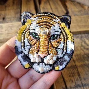 手作りのタイガーブローチ、手作りのピン、刺繍ブローチ、彼女へのユニークな贈り物、お母様への贈り物、野生動物にインスパイアされた、カスタムジュエリー