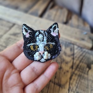 手作りビーズ猫ブローチ – 黒と白の猫ピン – 猫好きの方へのユニークなギフト – 母の日ジュエリー – ペルシャ猫の肖像画ブローチ